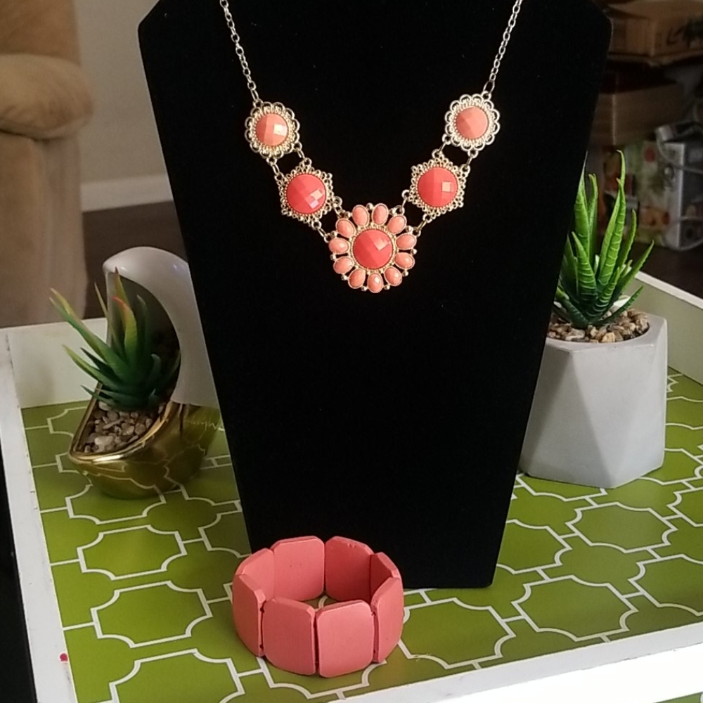 Set of necklace and bracelet